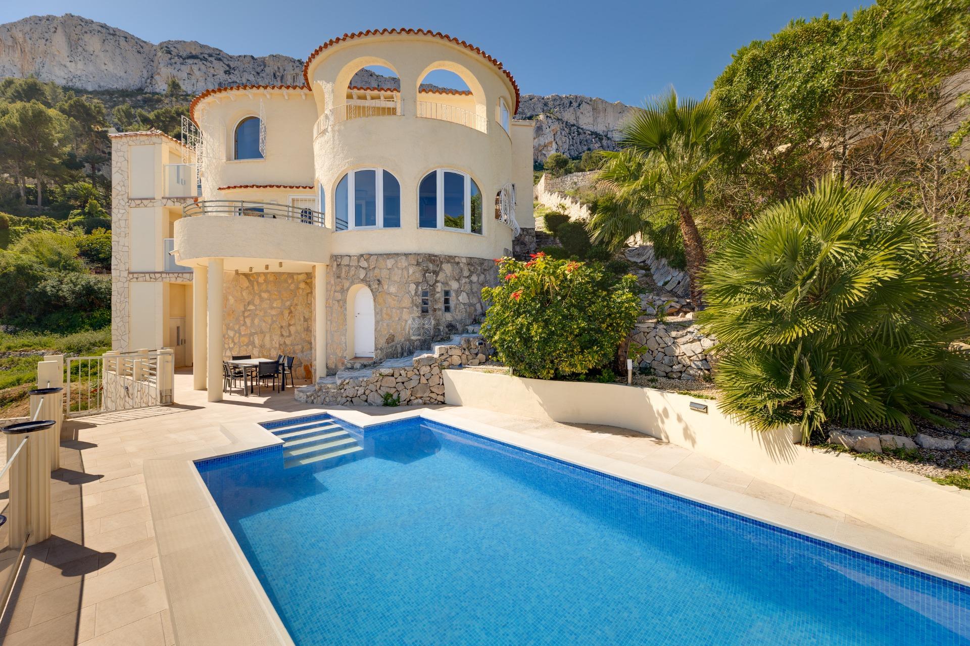 Villa with Panoramic Peñón Views
